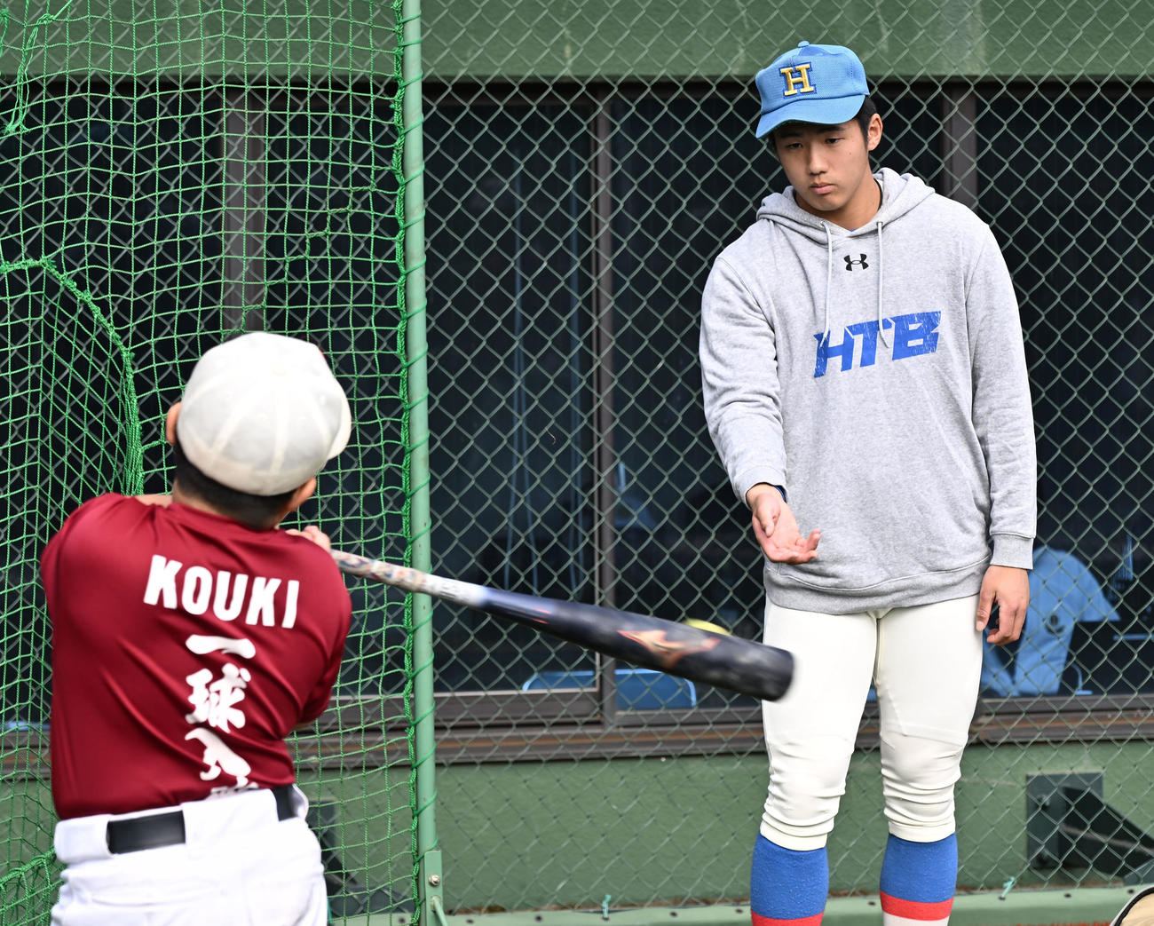 「第29回彩の国野球フェスティバル」で子どもたちに打撃フォームを指導する巨人ドラフト1位の花咲徳栄・石塚（撮影・千葉一成）