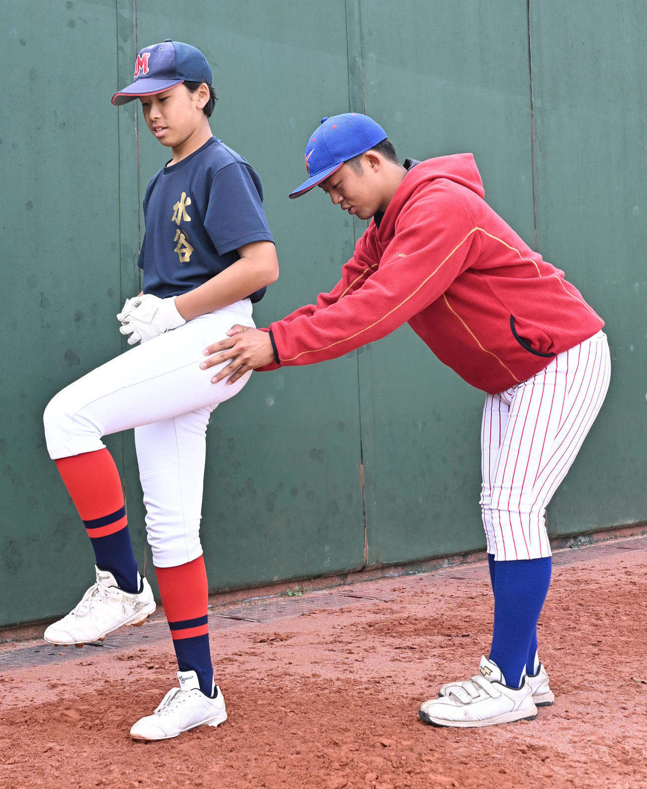「第29回彩の国野球フェスティバル」で子どもたちに投球フォームを指導する巨人・育成5位の山村学園・西川（撮影・千葉一成）