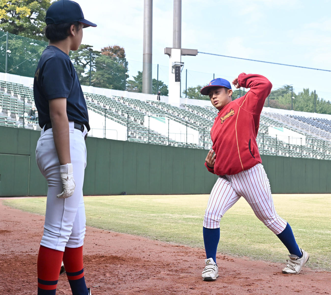 「第29回彩の国野球フェスティバル」で子どもたちに投球フォームを指導する巨人・育成5位の山村学園・西川（撮影・千葉一成）