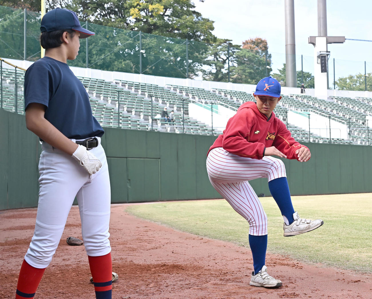 「第29回彩の国野球フェスティバル」で子どもたちに投球フォームを指導する巨人・育成5位の山村学園・西川（撮影・千葉一成）