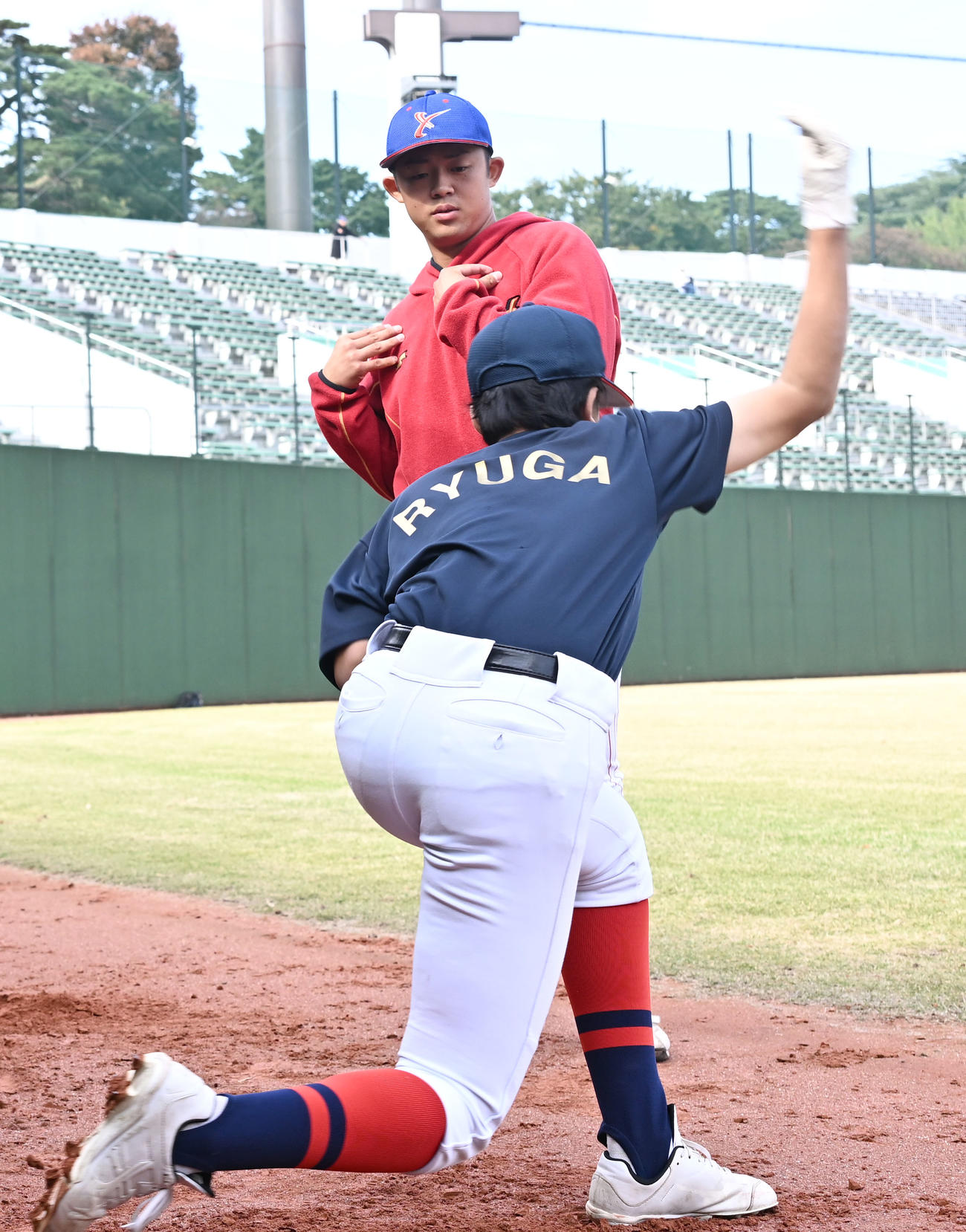 「第29回彩の国野球フェスティバル」で子どもたちに投球フォームを指導する巨人・育成5位の山村学園・西川（撮影・千葉一成）