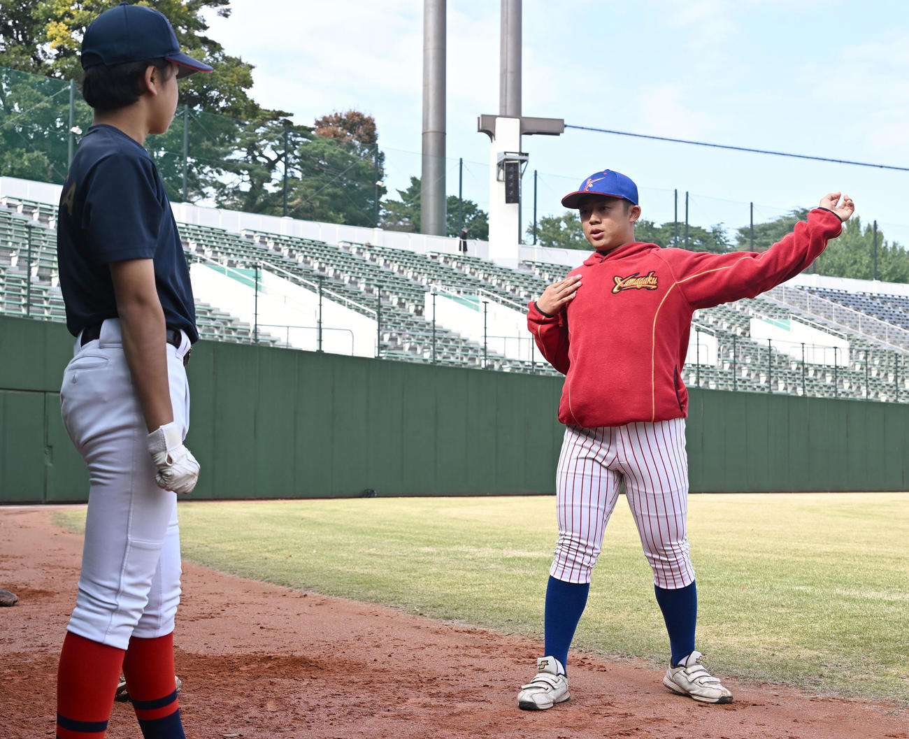 「第29回彩の国野球フェスティバル」で子どもたちに投球フォームを指導する巨人・育成5位の山村学園・西川（撮影・千葉一成）