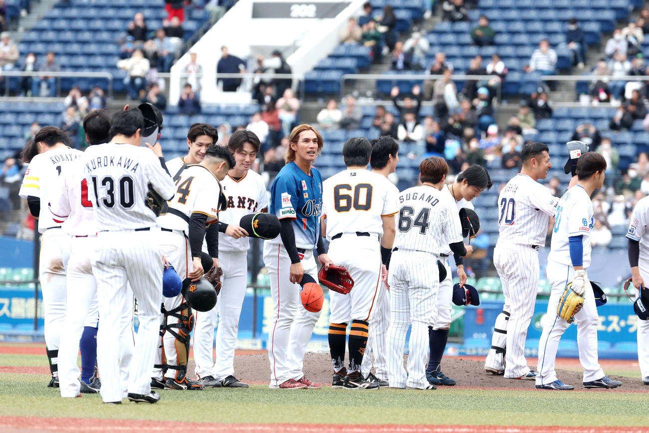 日本プロ野球12球団合同トライアウトを終え、観客席にあいさつする元巨人陽岱鋼（中央）ら選手たち（撮影・河田真司）