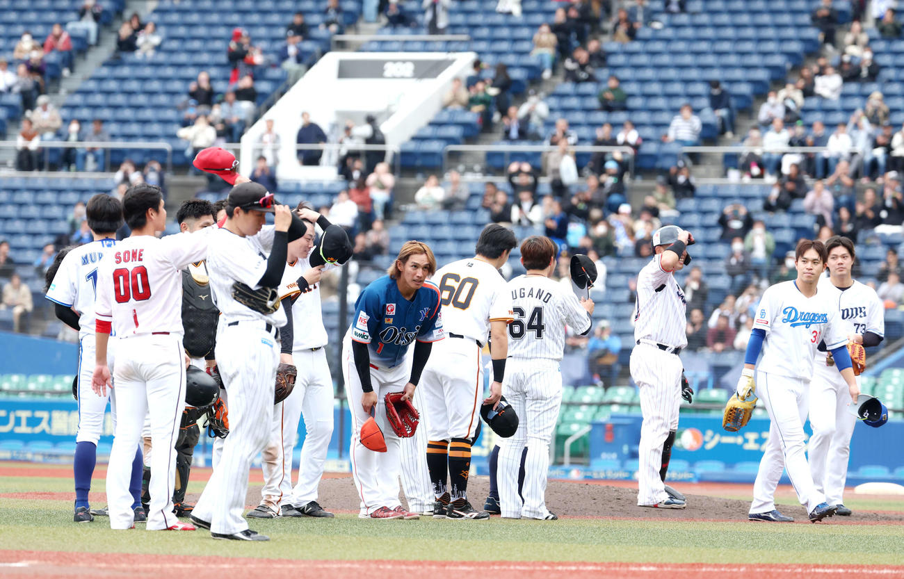 日本プロ野球12球団合同トライアウトを終え、観客席にあいさつする元巨人陽岱鋼（中央）ら選手たち（撮影・河田真司）