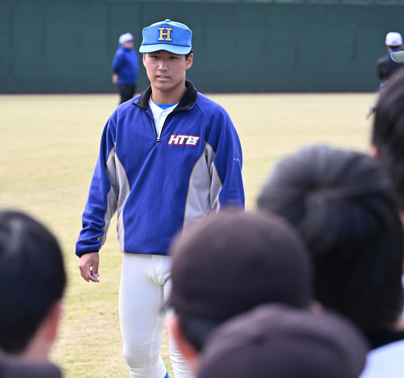 「第29回彩の国野球フェスティバル」で子どもたちに指導した花咲徳栄高のオリックス・育成3位の上原（撮影・千葉一成）