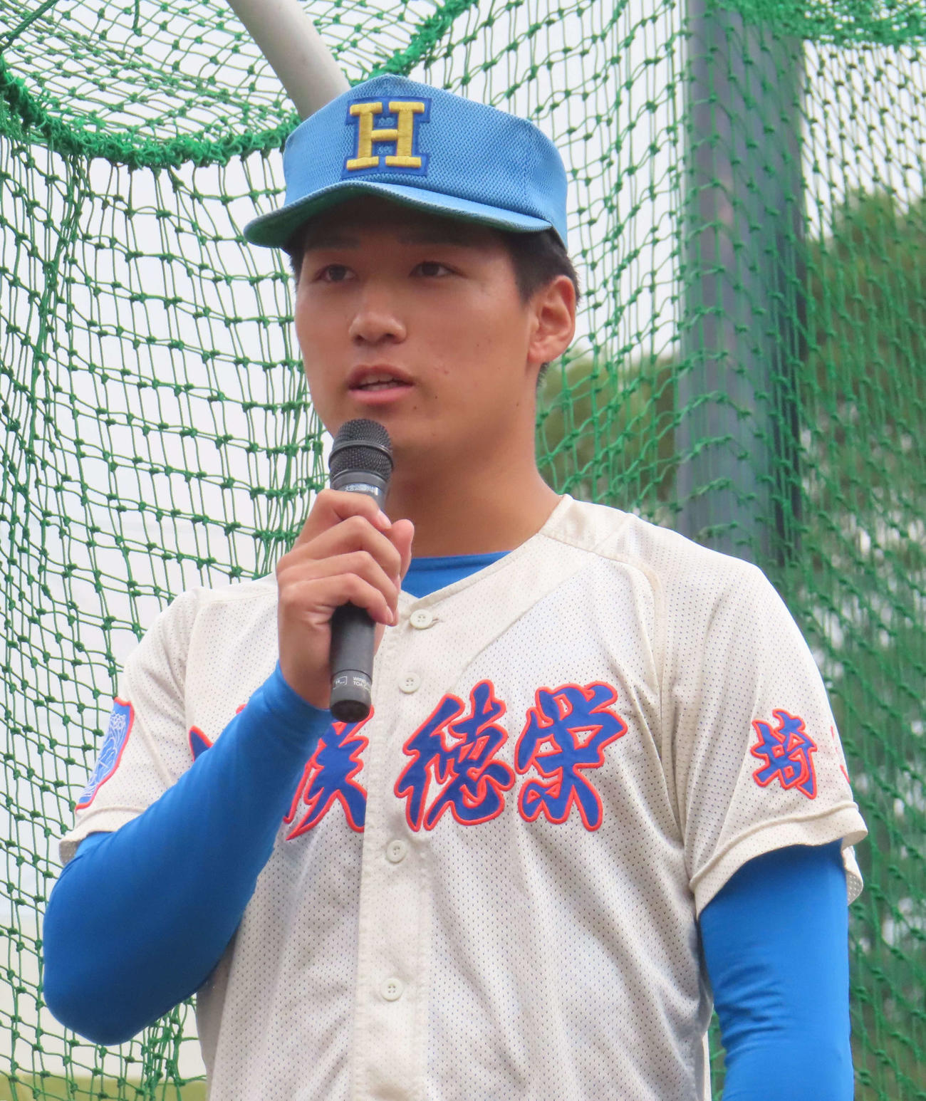 彩の国野球フェスティバルに参加し、インタビューに答えるオリックス育成3位の上原（撮影・水谷京裕）