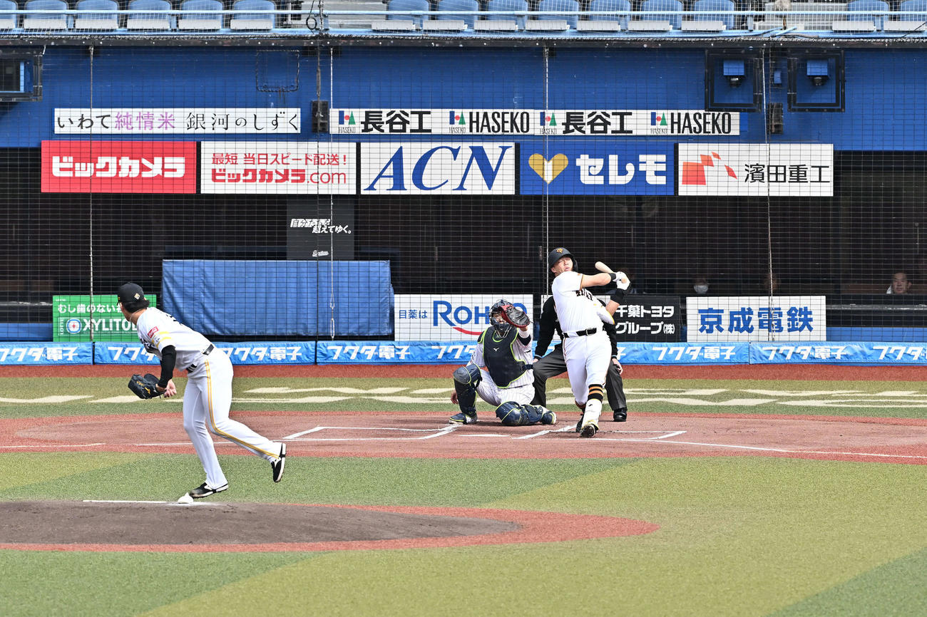 空振り三振に倒れる巨人菊田。投手ソフトバンク小林（撮影・滝沢徹郎）