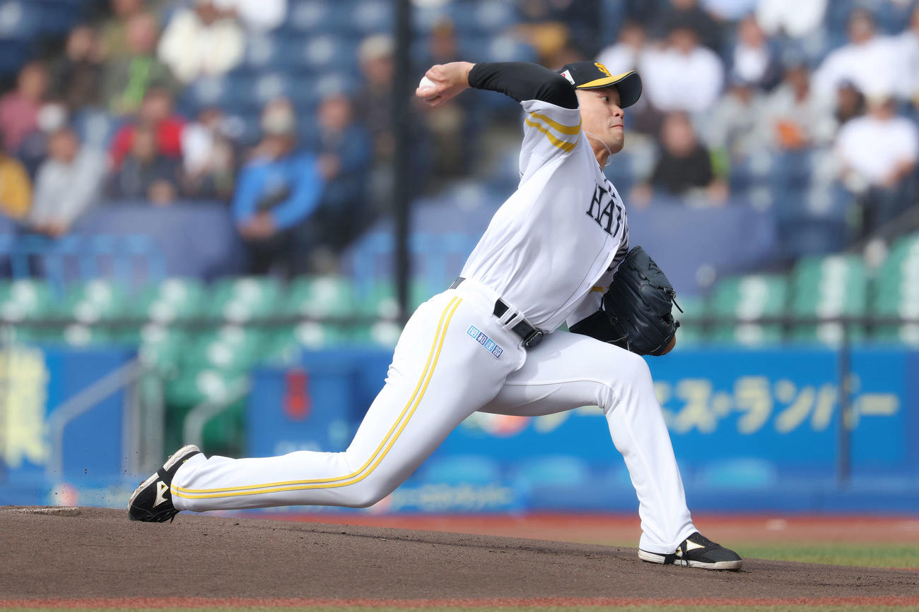 トライアウトで力投するソフトバンク小林（撮影・河田真司）
