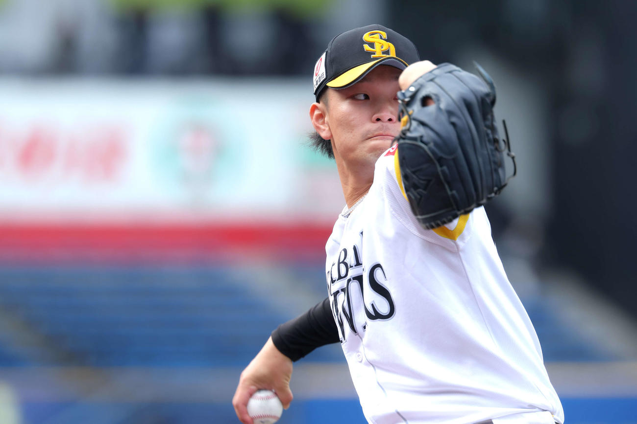 開始前、キャッチボールするソフトバンク小林（撮影・河田真司）