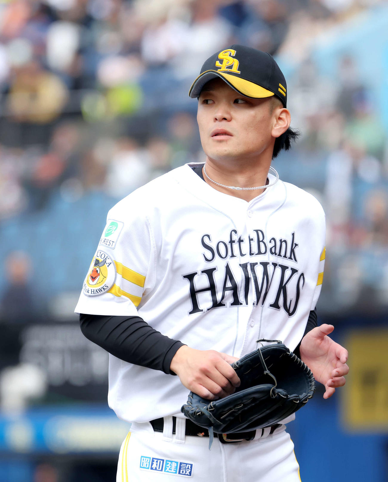 登板を終えベンチに戻るソフトバンク小林（撮影・河田真司）