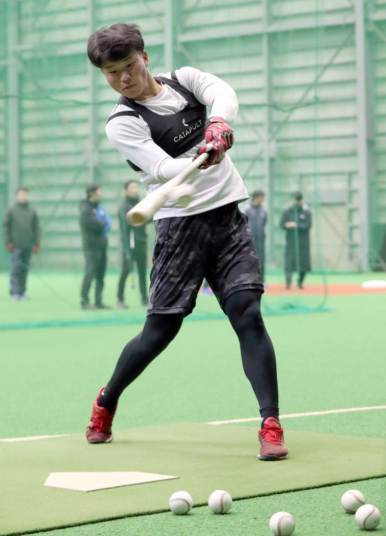 打撃練習をする日本ハムドラフト4位の鹿児島城西高・明瀬諒介内野手（2024年1月撮影）