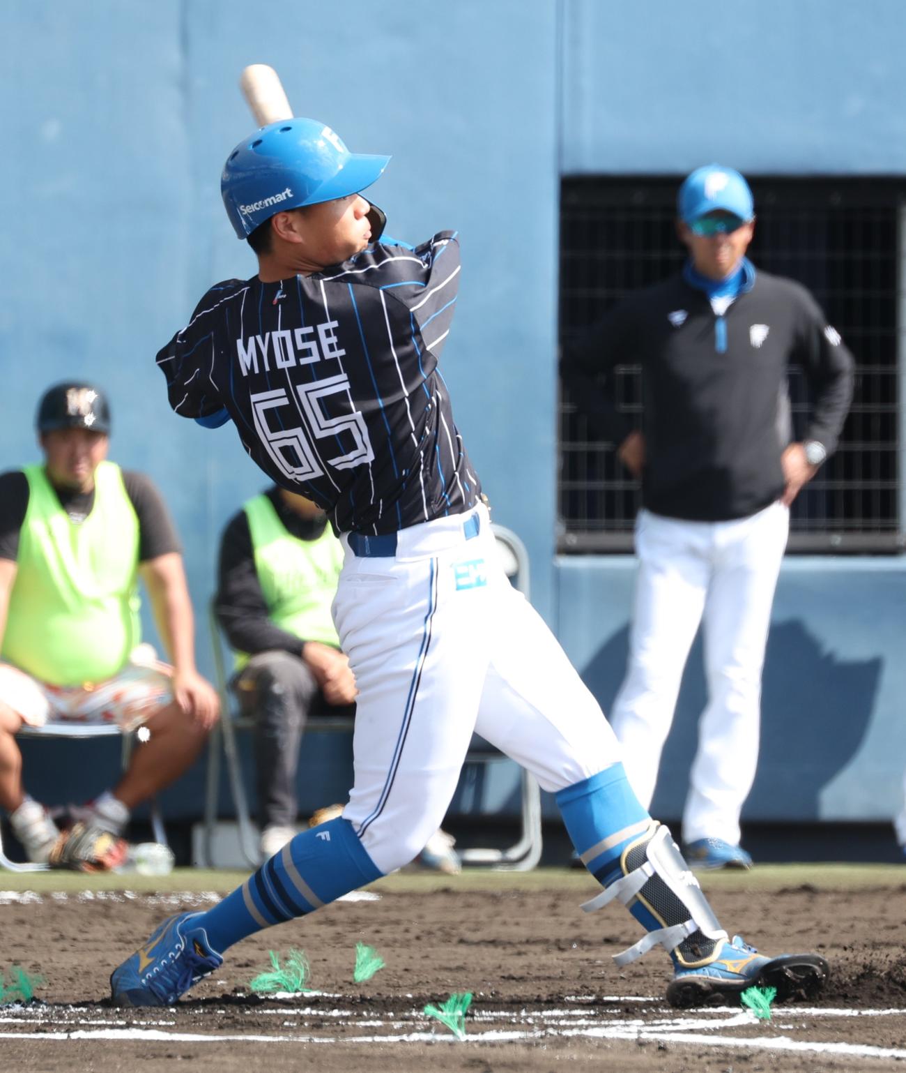 日本ハム紅白戦　1回表紅組無死二塁、遊前内野安打を放つ明瀬諒介（2024年2月撮影）