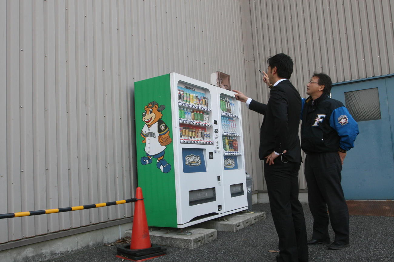 2010年、中田翔の場外弾記念プレート設置に向け場所を確認する関係者