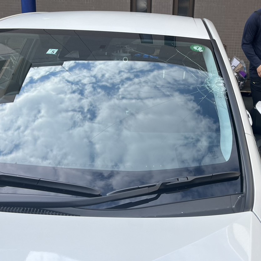日本ハム明瀬の打球が当たりフロントガラスが割れた森本外野守備走塁コーチの車（撮影・永野高輔）