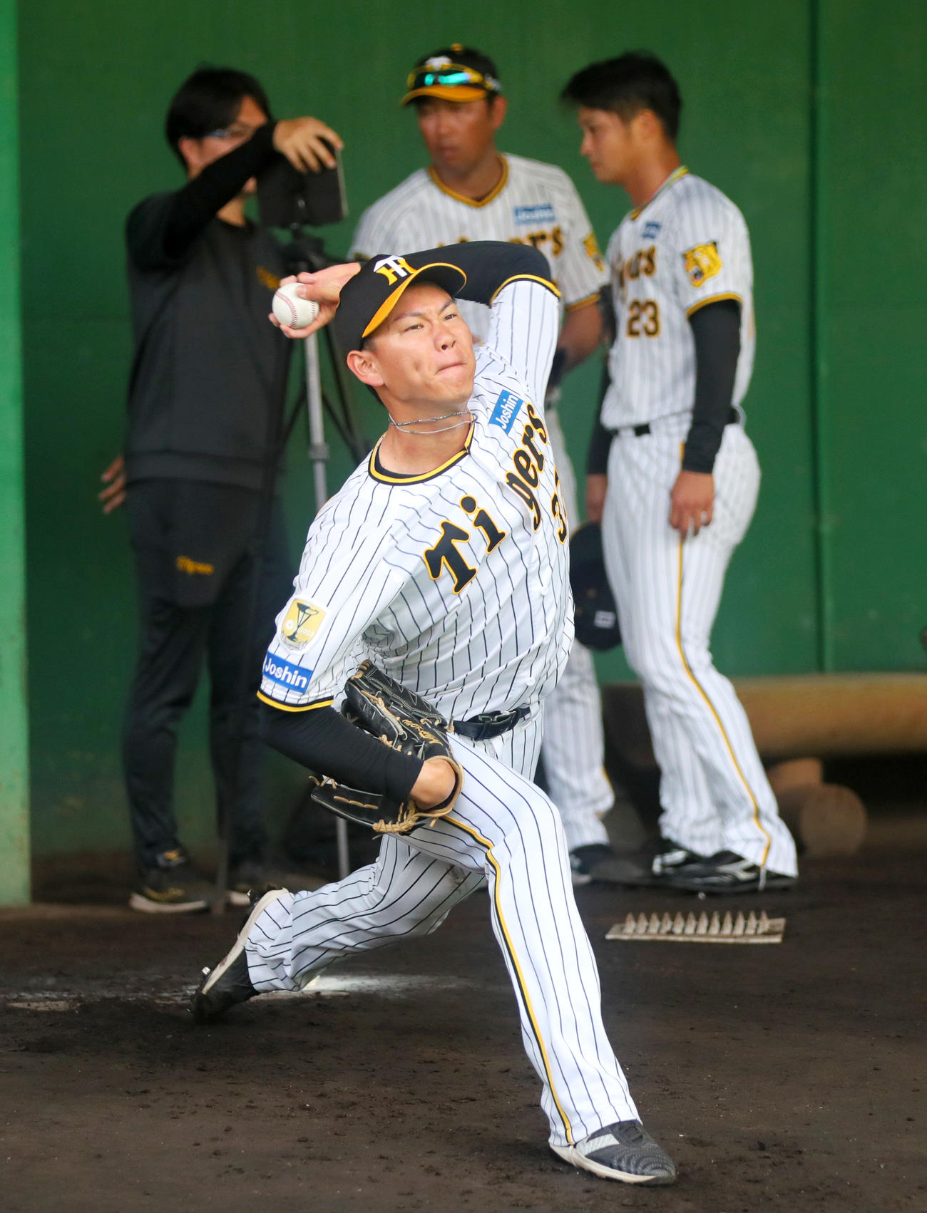 ブルペンで投球する阪神及川（撮影・上山淳一）