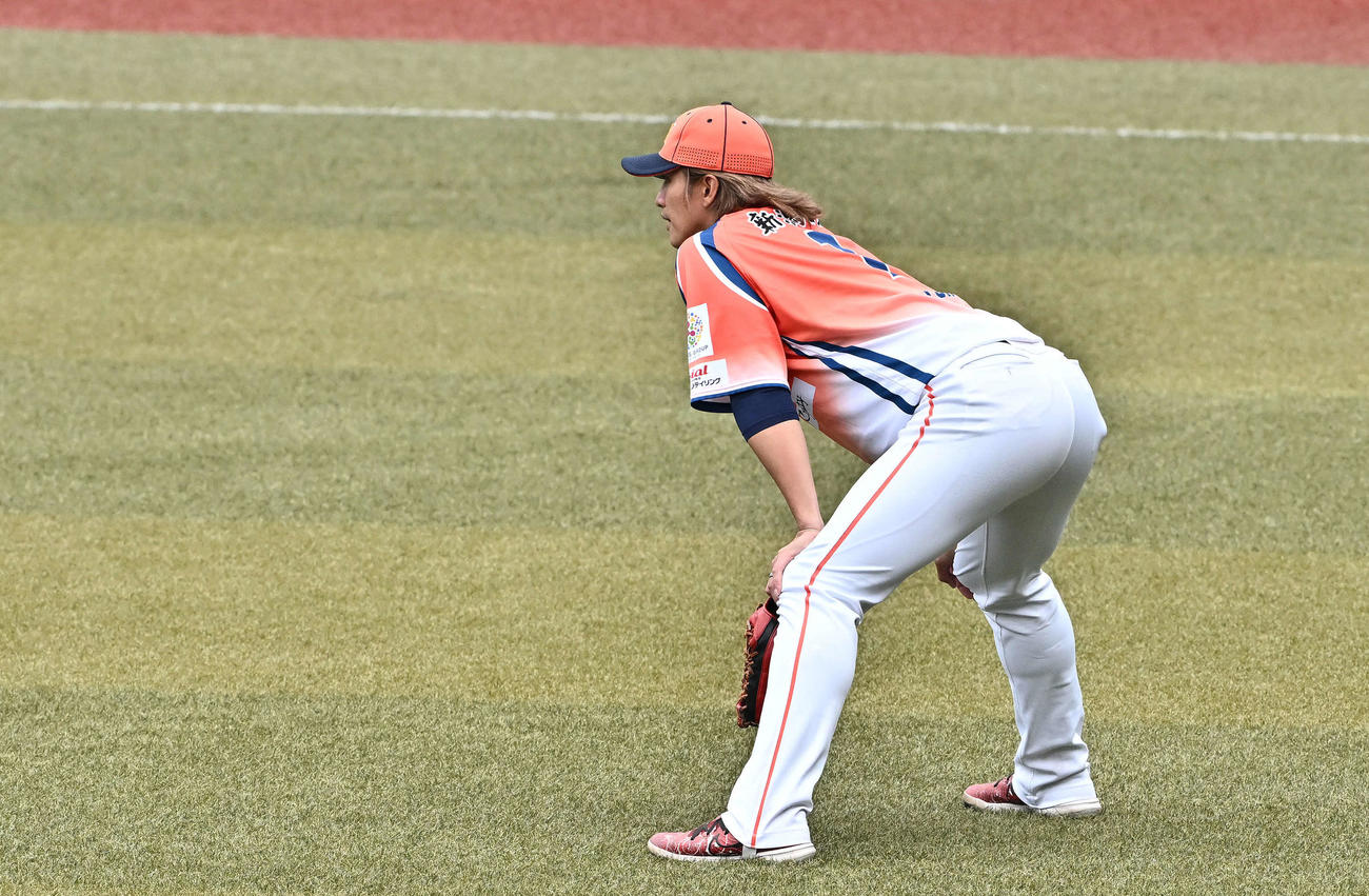 左翼の守備に就く元巨人の陽（撮影・滝沢徹郎）