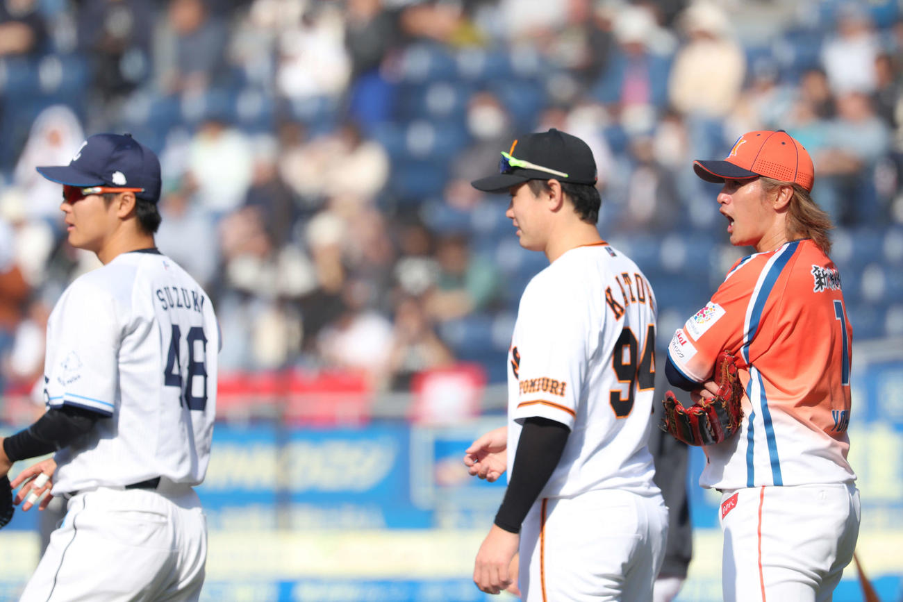 シートノックに臨む元巨人陽岱鋼（右）（撮影・河田真司）