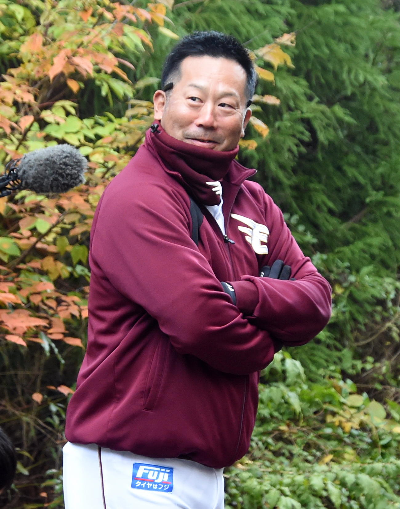 階段ダッシュをする選手たちを見守る楽天三木監督（撮影・山田愛斗）