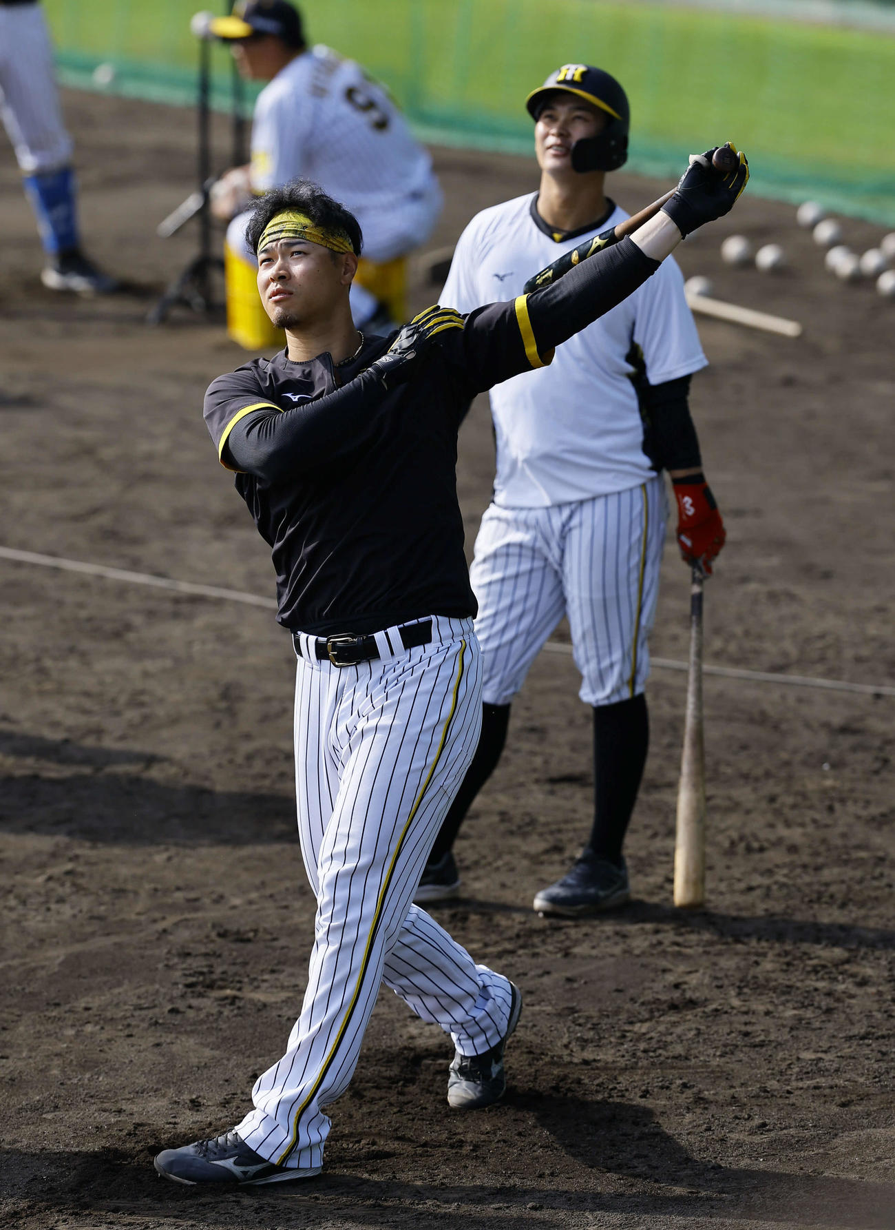 右打席で打撃練習をする阪神佐藤輝。後方は野口（撮影・藤尾明華）