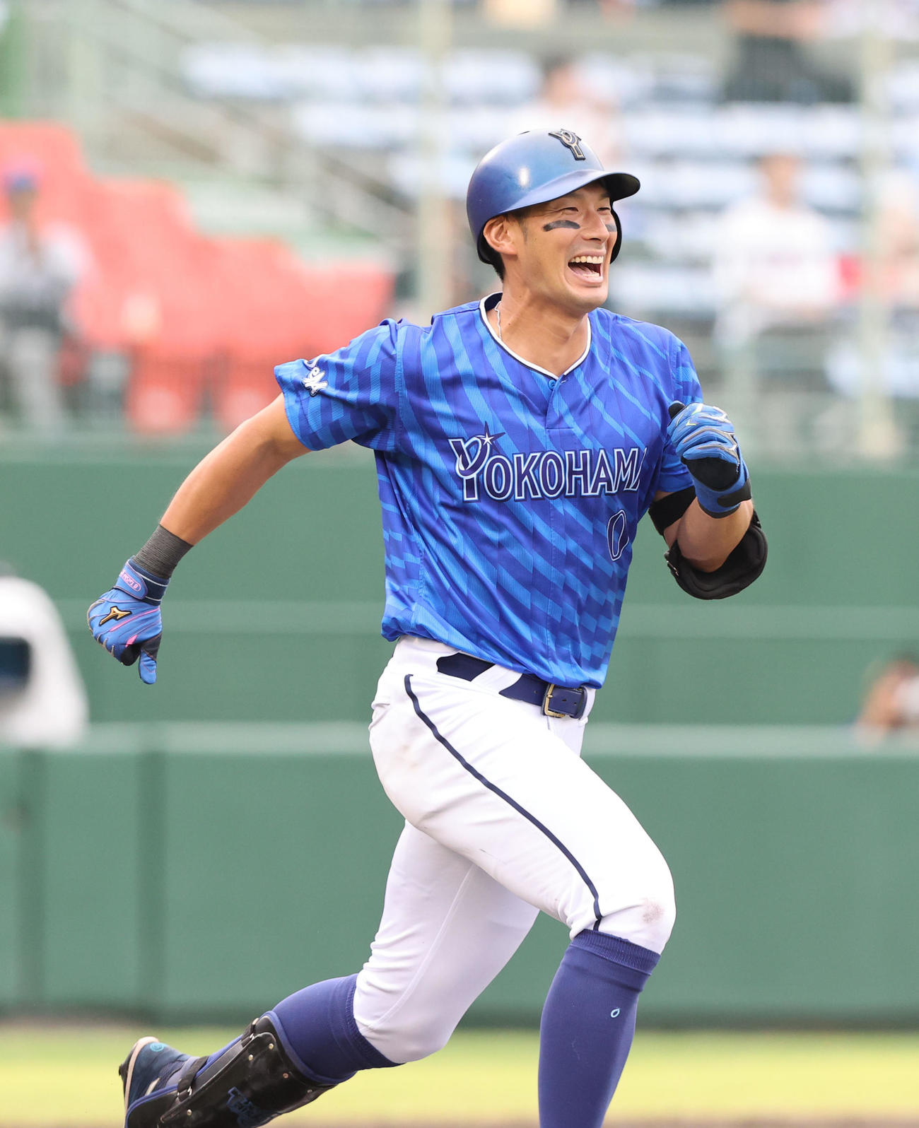 DeNA大田泰示は右前安打を放ち笑顔（2024年10月撮影）