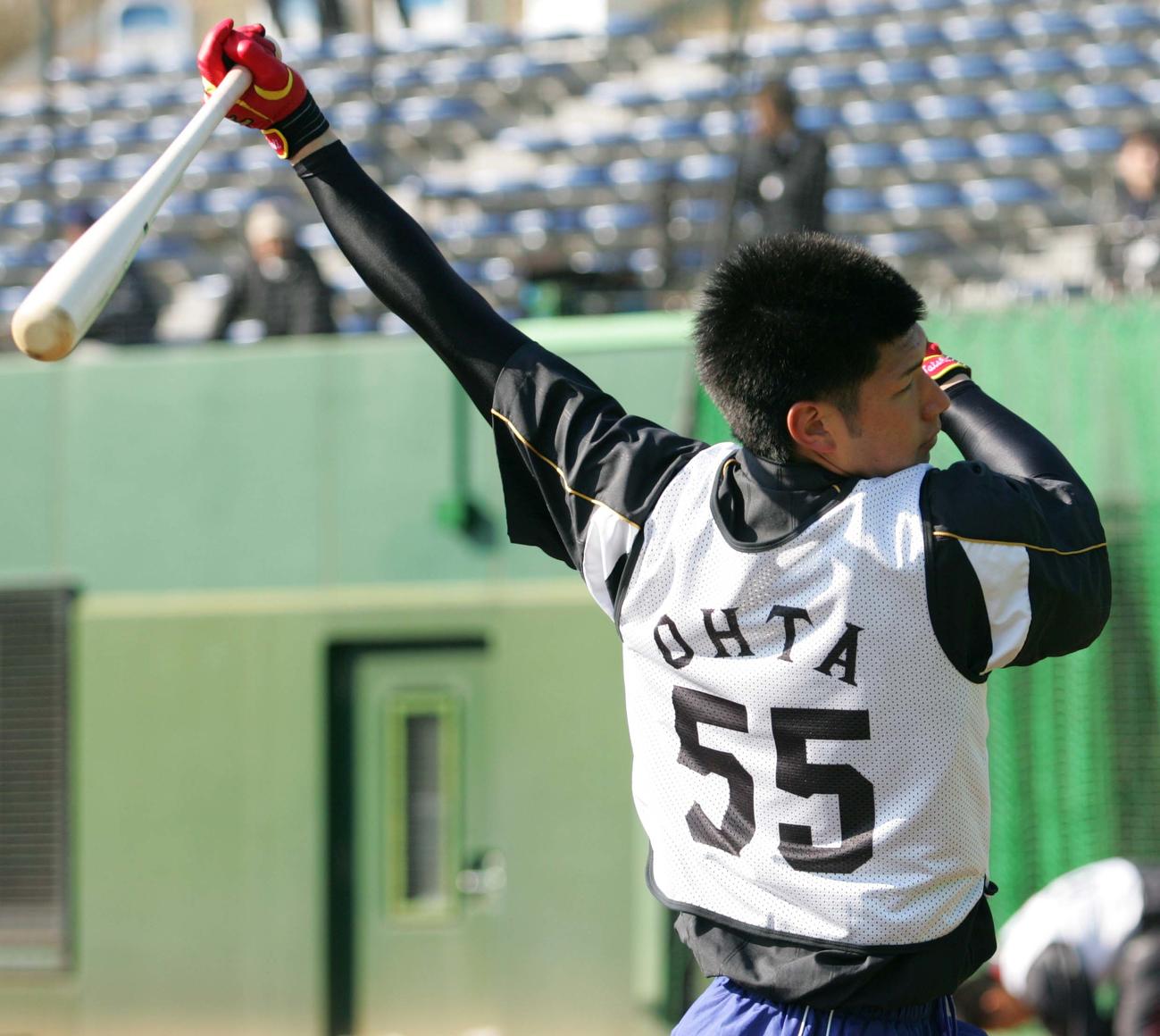 巨人新人合同自主トレ　大田泰示内野手は背番号55のビブスを着てティー打撃（2009年1月撮影）