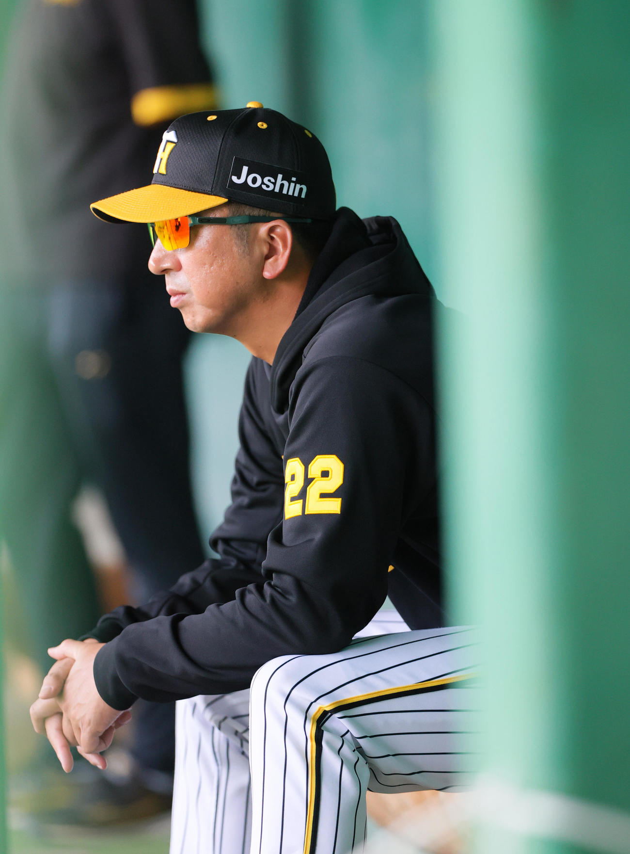 ブルペンを確認する阪神藤川監督（撮影・上山淳一）