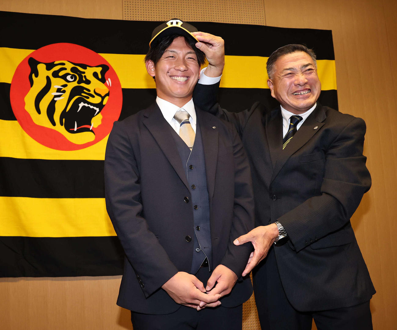 仮契約を終えた阪神ドラフト1位の伊原（左）は熊野担当スカウトと笑顔を見せる（撮影・上田博志）
