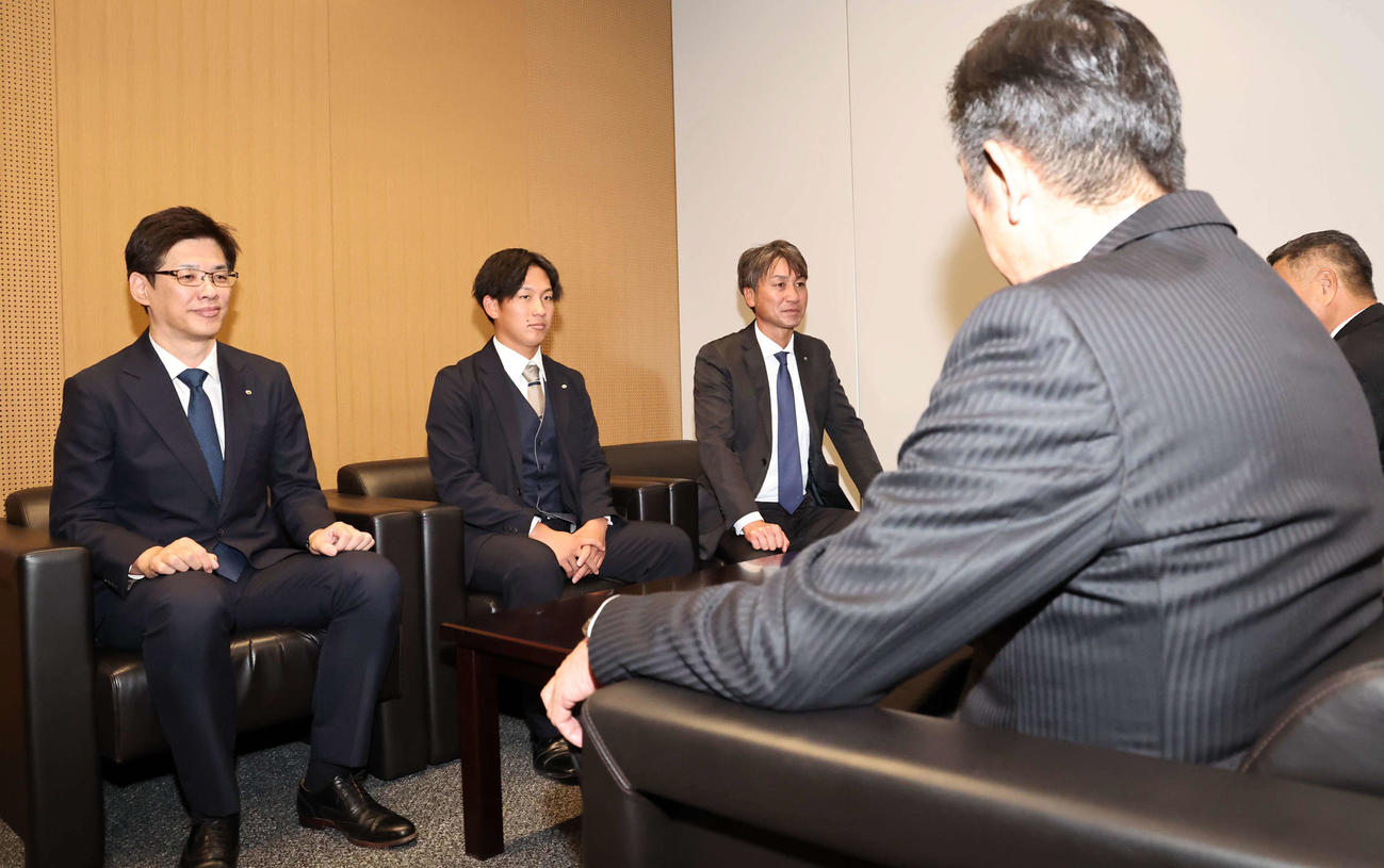 仮契約で阪神タイガース関係者と話をする左からNTT西日本野球部・藤原部長、阪神ドラフト1位の伊原、河本監督（撮影・上田博志）