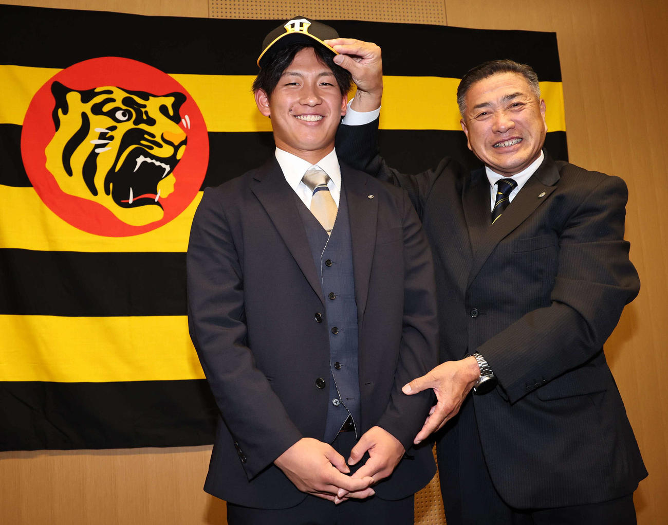 仮契約を終えた阪神ドラフト1位の伊原（左）は熊野担当スカウトと笑顔を見せる（撮影・上田博志）
