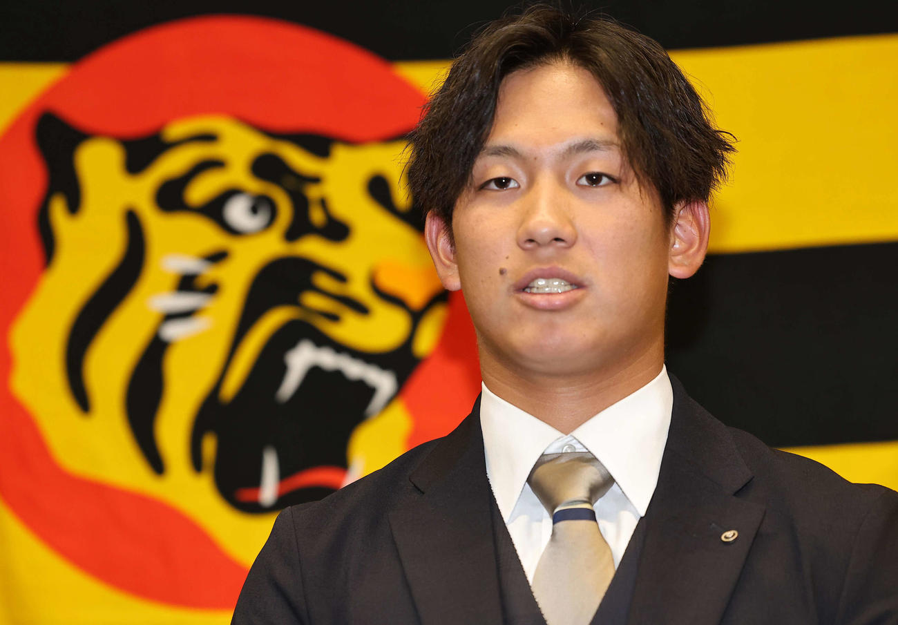 仮契約を終えた阪神ドラフト1位の伊原は抱負を話す（撮影・上田博志）