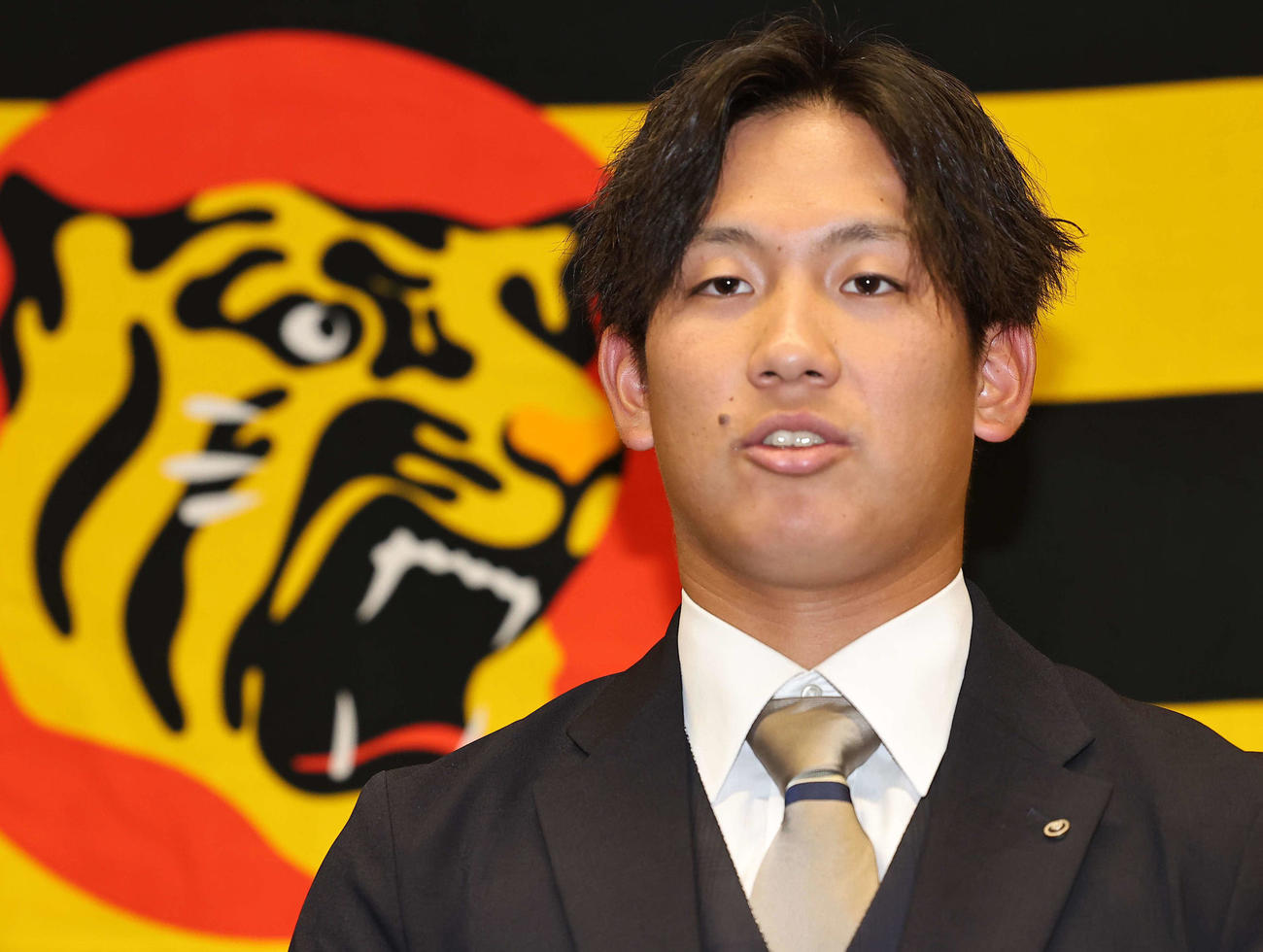 仮契約を終えた阪神ドラフト1位の伊原は抱負を話す（撮影・上田博志）