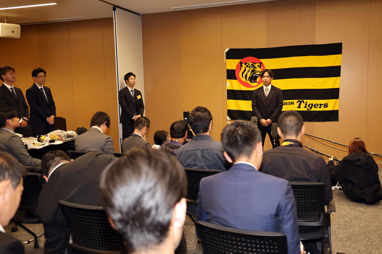 仮契約を終えた阪神ドラフト1位の伊原は抱負を話す（撮影・上田博志）