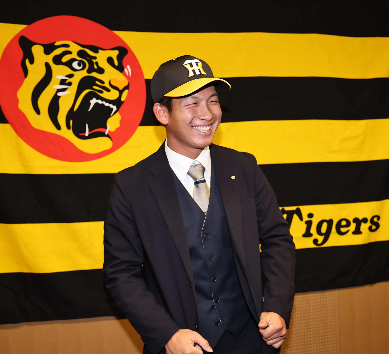 仮契約を終えた阪神ドラフト1位の伊原は笑顔を見せる（撮影・上田博志）