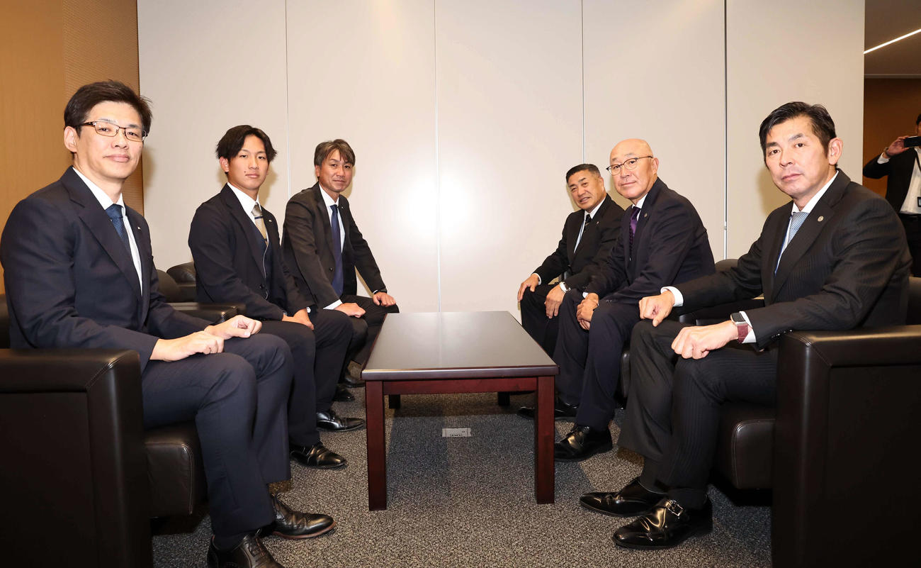 仮契約に出席する左から時計回りでNTT西日本野球部・藤原部長、阪神ドラフト1位の伊原、河本監督、阪神タイガース熊野担当スカウト、畑山統括スカウト、宮脇編成ディレクター（撮影・上田博志）