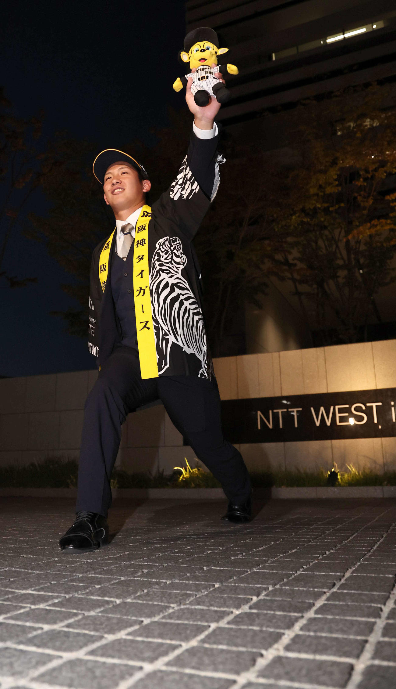 仮契約を終えた阪神ドラフト1位の伊原はNTT西日本本社前でポーズを決める（撮影・上田博志）