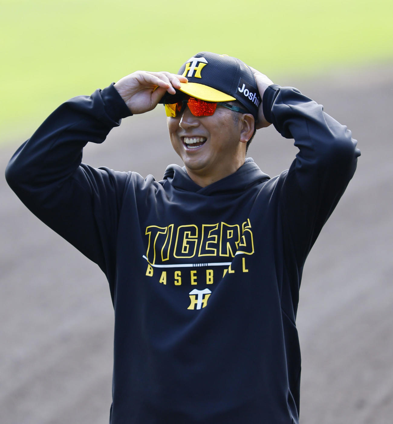 笑顔を見せる阪神藤川監督（撮影・藤尾明華）