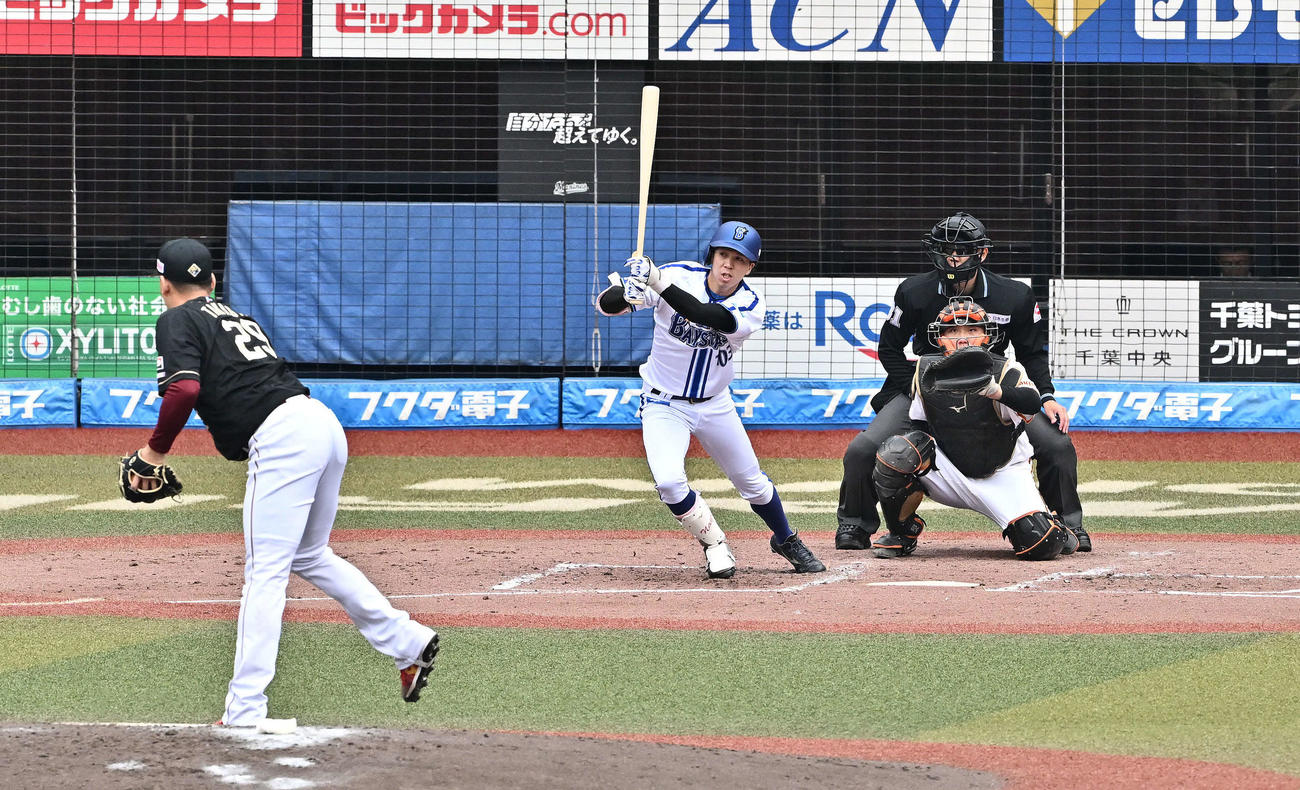 右前打を放つDeNA村川。投手楽天高田（撮影・滝沢徹郎）