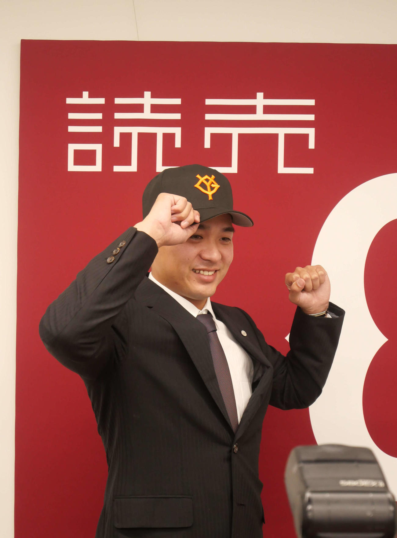 巨人入団会見で笑顔を見せる石川（撮影・上田悠太）