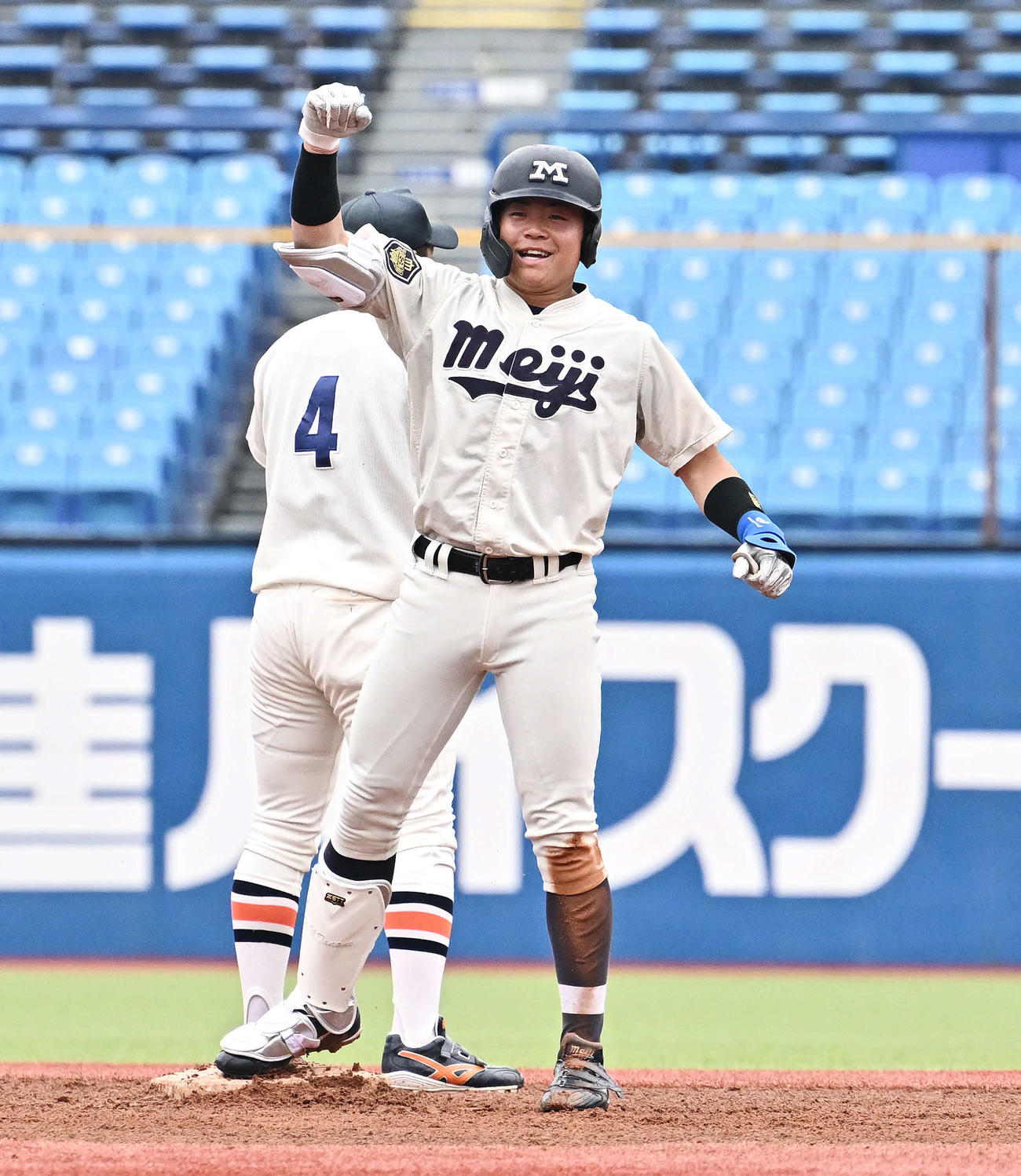 法大対明大　1回裏明大無死、田上は中前に二塁打を放ちガッツポーズする（撮影・滝沢徹郎）