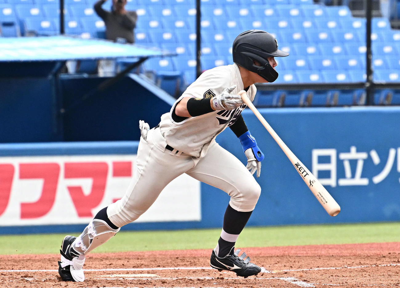 法大対明大　1回裏明大無死、田上は中前に二塁打を放つ（撮影・滝沢徹郎）