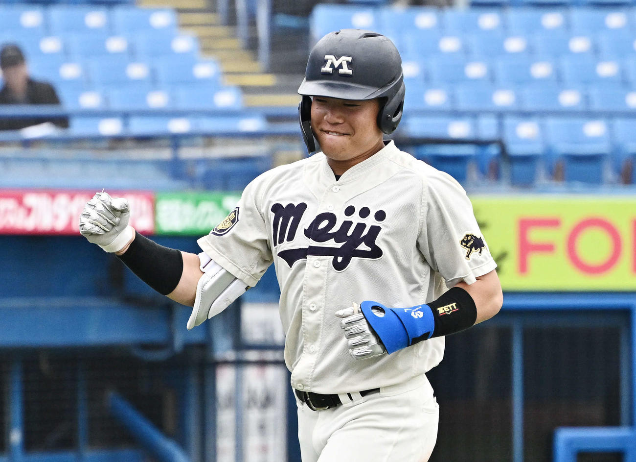 法大対明大　4回裏明大無死、田上は右越えソロ本塁打を放ちガッツポーズする（撮影・滝沢徹郎）