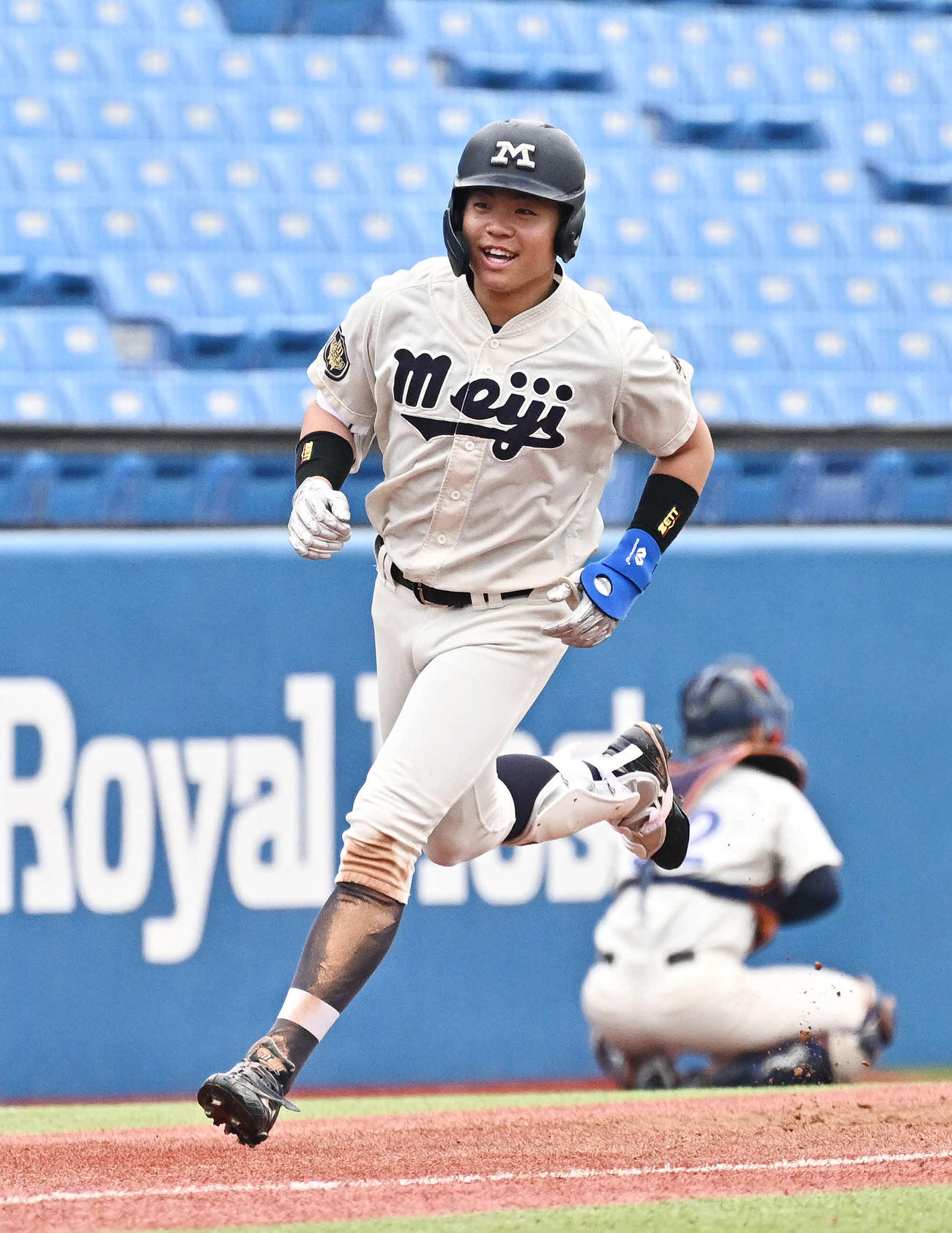 法大対明大　4回裏明大無死、田上はソロ本塁打を放ち笑顔でダイヤモンドを1周する（撮影・滝沢徹郎）