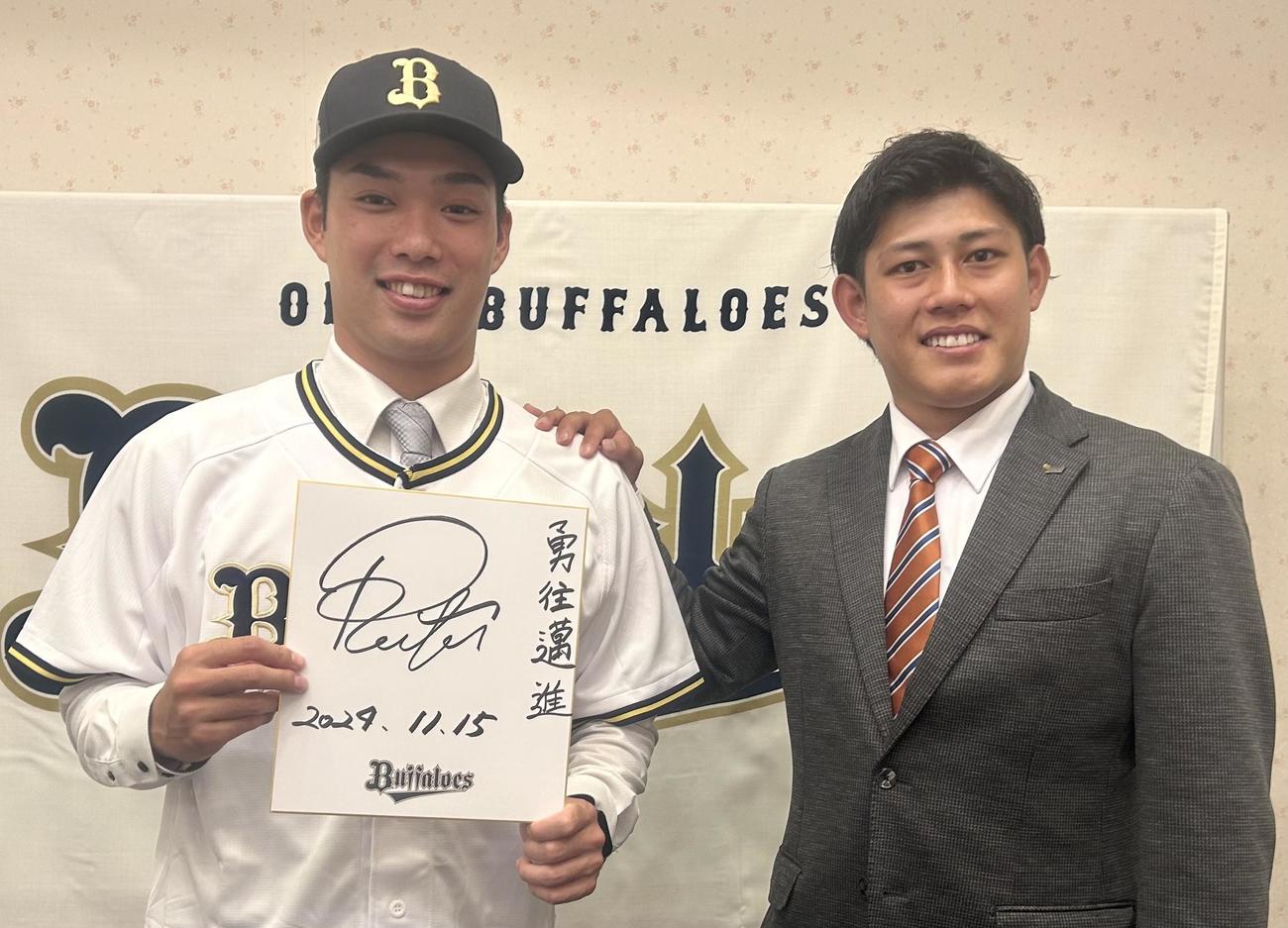 オリックスから5位指名を受け仮契約を結んだENEOS東山（左）、右は佐野アマチュアスカウト（撮影・黒須亮）