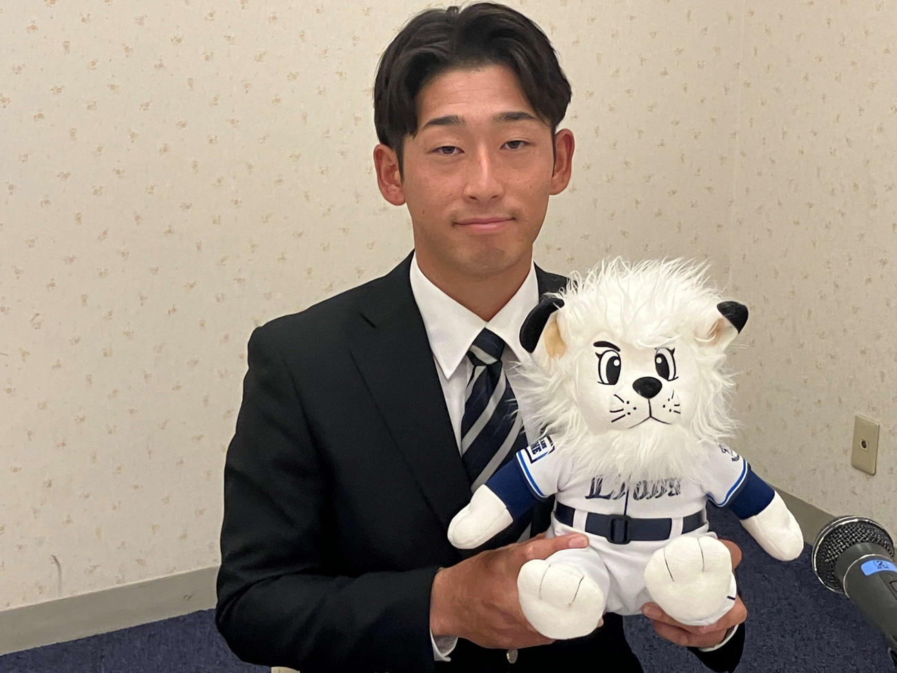 仮契約を結んだ西武育成2位の神奈川大・佐藤（球団提供）