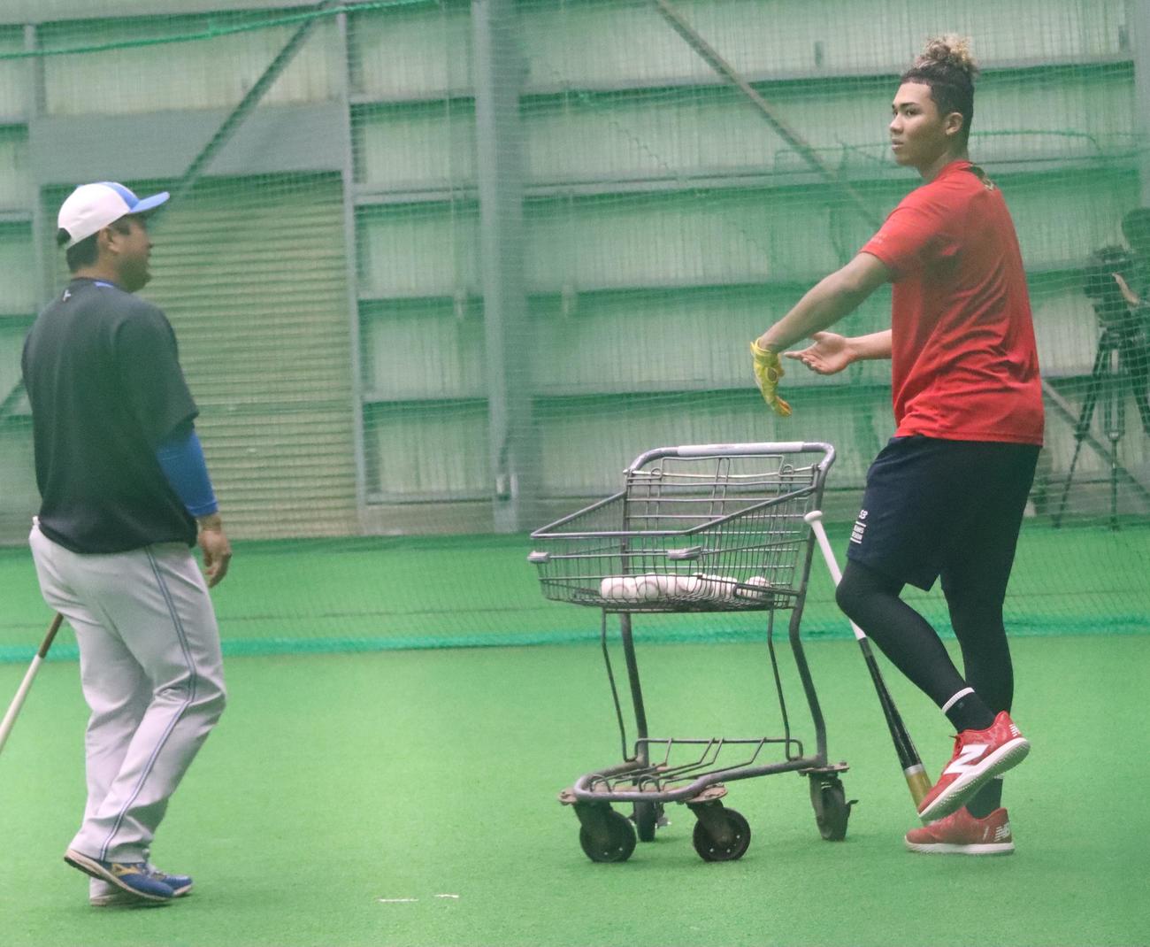 佐藤コーチとマンツーマンで打撃練習に励む日本ハム水谷（右）（撮影・永野高輔）