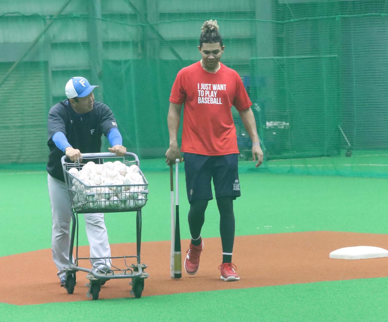 佐藤コーチとマンツーマンで打撃練習に励む日本ハム水谷（右）（撮影・永野高輔）