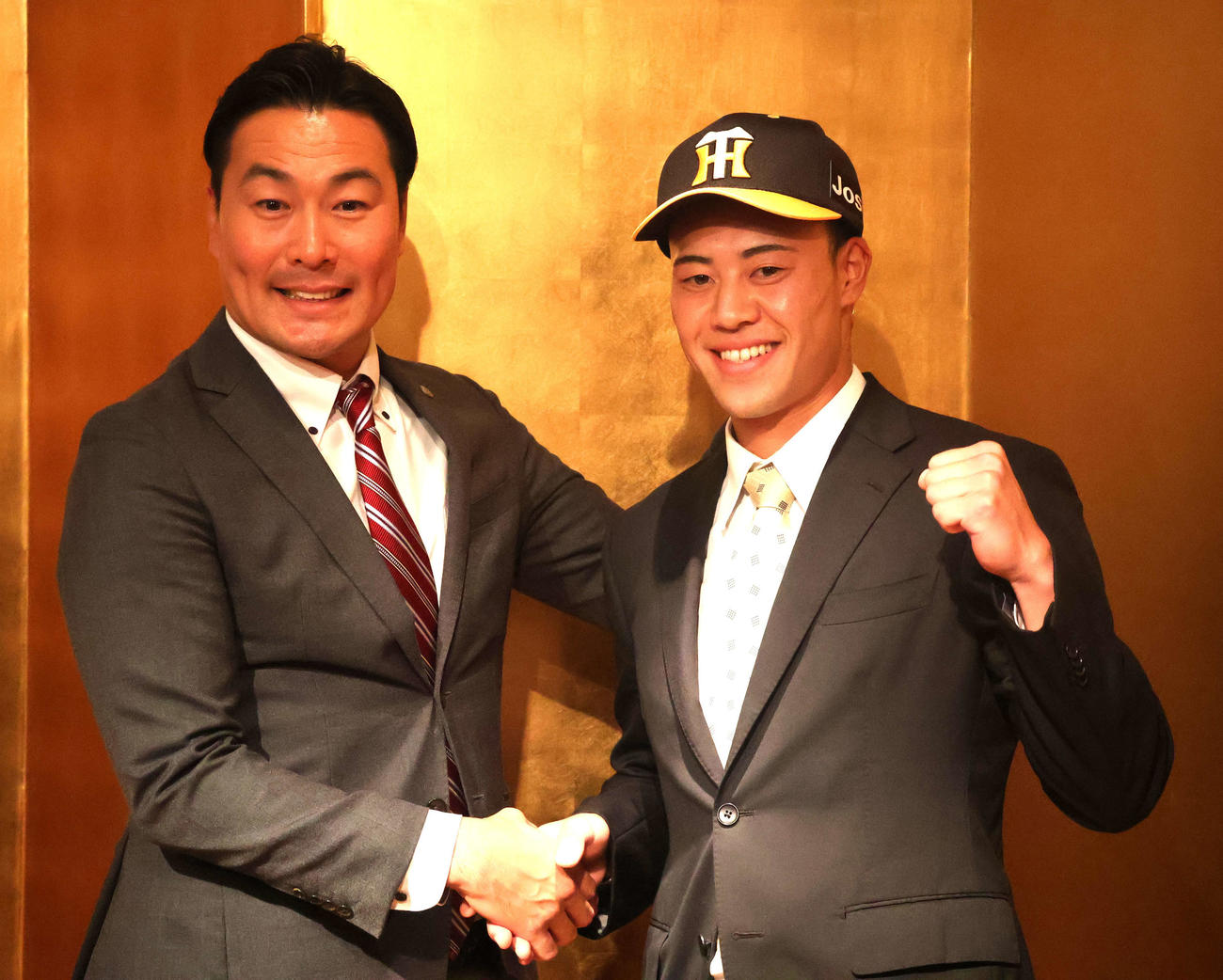 仮契約を終えて握手をする阪神ドラフト5位の日本海L・富山の佐野（右）と担当の筒井スカウト（撮影・塚本光）