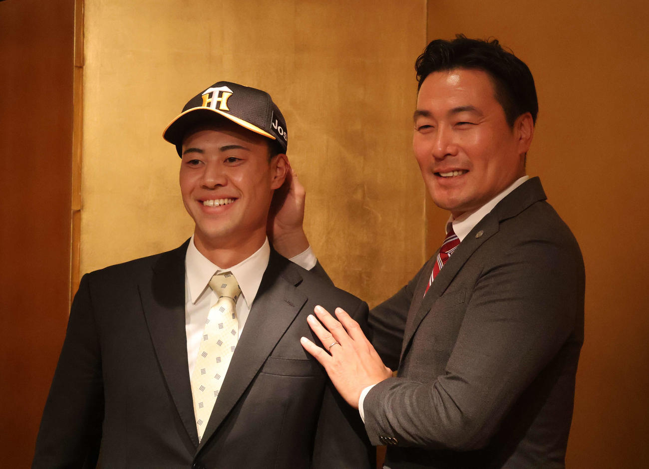仮契約を終えた阪神ドラフト5位の日本海L・富山の佐野（左）と担当の筒井スカウト（撮影・塚本光）