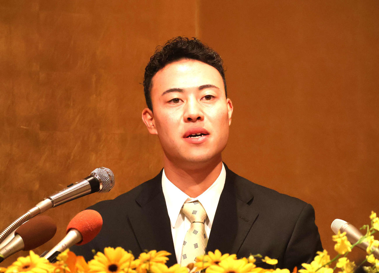 仮契約を終えて取材に応じる阪神ドラフト5位の日本海L・富山の佐野（撮影・塚本光）