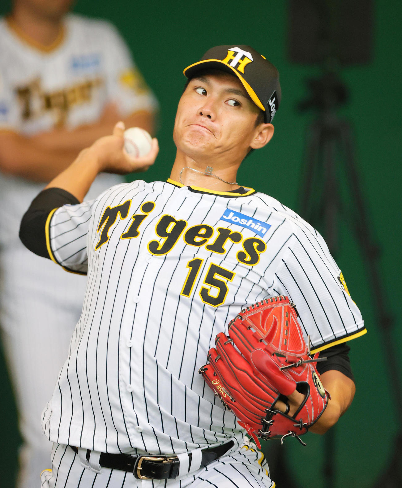 ブルペンで投球する阪神西純（撮影・上山淳一）